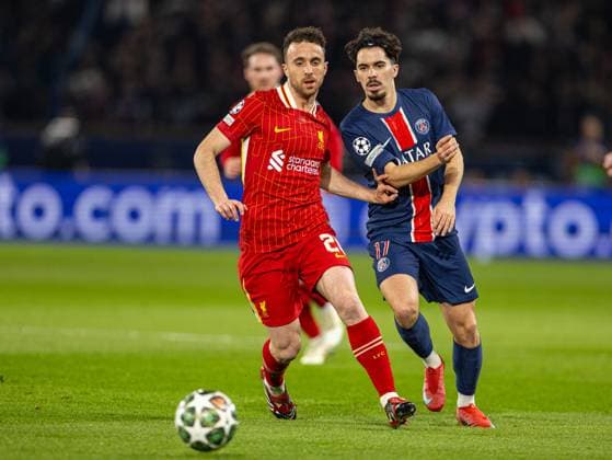 Football - UEFA Champions League - Round of 16 1st Leg - Paris Saint-Germain v Liverpool FC PARIS, FRANCE - Wednesday, March 5, 2025: Liverpool s Diogo Jota (L) and Paris Saint-Germain s Vitor Machado Ferreira Vitinha during the UEFA Champions League Round of 16 1st Leg game between Paris Saint-Germain and Liverpool FC at the Parc des Princes. (Photo by David Rawcliffe Propaganda) PARIS Parc des Princes ÃŽLE-DE-FRANCE FRANCE  Copyright: xDavidxRawcliffex P2025-03-05-PSG_Liverpool-29