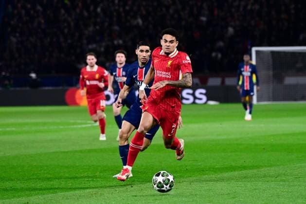 FOOTBALL : PSG vs Liverpool - Ligue des Champions - 05 03 2025 Luis Diaz ( 7 - Liverpool ) and Achraf Hakimi ( 2 - PSG ) during the UEFA Champions League match between Paris Saint Germain and Liverpool FC at Parc Des Princes on March 05 , 2025 in Paris, France. ( Photo by Dante Badano PsnewZ ) - ParisFrance  Copyright: xDantexBadanox