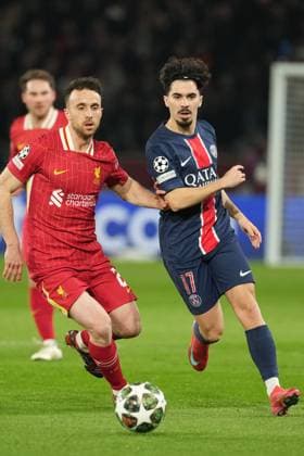 Vitinha of PSG and Diogo Jota of Liverpool Paris Saint-Germain v Liverpool, UEFA Champions League, Round of 16, First Leg, Football, Parc des Princes, Paris, France - 05 Mar 2025 EDITORIAL USE ONLY No use with unauthorised audio, video, data, fixture lists, club league logos or live services. Online in-match use limited to 120 images, no video emulation. No use in betting, games or single club league player publications. Copyright: xDavexWinter Shutterstockx 15178313q