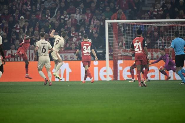 05 03 2025, xemx, Football UEFA Champions League, FC Bayern Muenchen Bayer 04 Leverkusen v l Harry Kane FC Bayern Muenchen Torschuetze, erzielt das Tor, Treffer, scores the goal 1 0 DFL DFB REGULATIONS PROHIBIT ANY USE OF PHOTOGRAPHS as IMAGE SEQUENCES and or QUASI VIDEO Muenchen