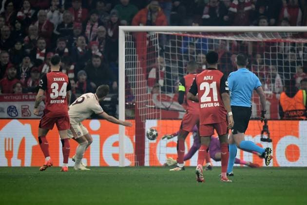 05 03 2025, xemx, Football UEFA Champions League, FC Bayern Muenchen Bayer 04 Leverkusen v l Harry Kane FC Bayern Muenchen Torschuetze, erzielt das Tor, Treffer, scores the goal 1 0 DFL DFB REGULATIONS PROHIBIT ANY USE OF PHOTOGRAPHS as IMAGE SEQUENCES and or QUASI VIDEO Muenchen