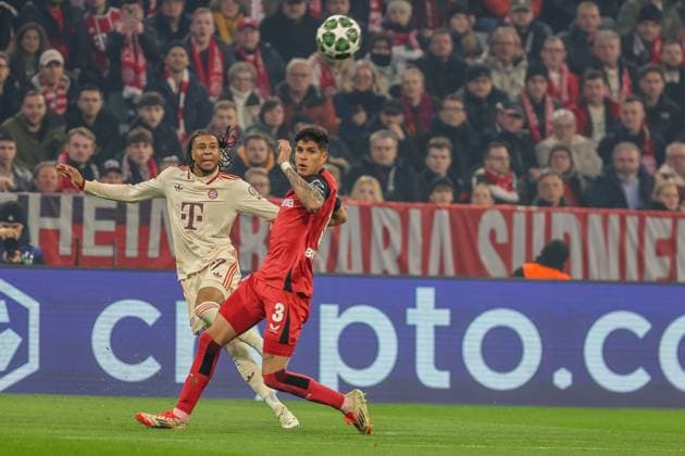 Cross to goal, Michael Olise FC Bayern Muenchen, 17 with Piero Hincapie Bayer 04 Leverkusen, 03 , GER, FC Bayern Muenchen vs Bayer 04 Leverkusen, Football, UEFA Champions League, round of 16 first leg, 2024 2025 season, 05 03 2025, GER, FC Bayern Muenchen vs Bayer 04 Leverkusen, Football, UEFA Champions League, round of 16 first leg, 2024 2025 season, 05 03 2025 Muenchen Copyright: xEibner-Pressefoto JennixMaulx EP_JML