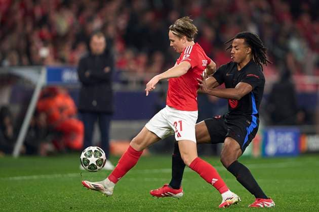 SL Benfica Vs FC Barcelona, Barca - UEFA Champions League 2024 25 Round Of 16 First Leg Jules Kounde of FC Barcelona competes for the ball with Andreas Schjelderup of SL Benfica during the UEFA Champions League 2024 25 UEFA Champions League 2024 25 Round of 16 first leg match between SL Benfica and FC Barcelona at on March 05, 2025 in Lisbon, Portugal. Lisbon, Portugal Lisbon Portugal  Copyright: xJosexManuelxAlvarezxReyx originalFilename:alvarezrey-slbenfic250305_np0hY.jpg