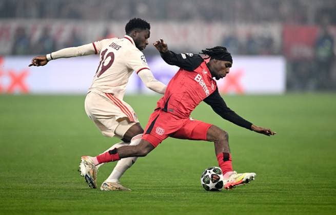 FOOTBALL CHAMPIONS LEAGUE SEASON 2024 2025 Round of 16 first leg FC Bayern Muenchen Bayer 04 Leverkusen 05 03 2025 Alphonso Davies left, FC Bayern Muenchen vs Jeremie Frimpong right, Bayer 04 Leverkusen