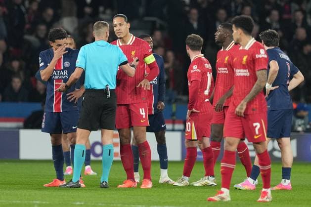 Virgil van Dijk of Liverpool argues with the referee Paris Saint-Germain v Liverpool, UEFA Champions League, Round of 16, First Leg, Football, Parc des Princes, Paris, France - 05 Mar 2025 EDITORIAL USE ONLY No use with unauthorised audio, video, data, fixture lists, club league logos or live services. Online in-match use limited to 120 images, no video emulation. No use in betting, games or single club league player publications. Copyright: xDavexWinter Shutterstockx 15178313y