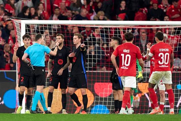 SL Benfica Vs FC Barcelona, Barca - UEFA Champions League 2024 25 Round Of 16 First Leg Referee, Felix Zwayer and Frenkie de Jong (R), Inigo Martinez (C) and Pau Cubarsi (L) of FC Barcelona in discussion during the UEFA Champions League 2024 25 UEFA Champions League 2024 25 Round of 16 first leg match between SL Benfica and FC Barcelona at on March 05, 2025 in Lisbon, Portugal. Lisbon, Portugal Lisbon Portugal  Copyright: xJosexManuelxAlvarezxReyx originalFilename:alvarezrey-slbenfic250305_npU4b.jpg