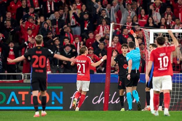 SL Benfica Vs FC Barcelona, Barca - UEFA Champions League 2024 25 Round Of 16 First Leg Referee, Felix Zwayer shows a red card to Pau Cubarsi of FC Barcelona during the UEFA Champions League 2024 25 UEFA Champions League 2024 25 Round of 16 first leg match between SL Benfica and FC Barcelona at on March 05, 2025 in Lisbon, Portugal. Lisbon, Portugal Lisbon Portugal  Copyright: xJosexManuelxAlvarezxReyx originalFilename:alvarezrey-slbenfic250305_npYve.jpg