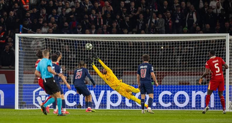 Football - UEFA Champions League - Round of 16 1st Leg - Paris Saint-Germain v Liverpool FC PARIS, FRANCE - Wednesday, March 5, 2025: Liverpool s goalkeeper Alisson Becker is beaten but Paris Saint-Germain s opening goal is disallowed during the UEFA Champions League Round of 16 1st Leg game between Paris Saint-Germain and Liverpool FC at the Parc des Princes. (Photo by David Rawcliffe Propaganda) PARIS Parc des Princes ÃŽLE-DE-FRANCE FRANCE  Copyright: xDavidxRawcliffex P2025-03-05-PSG_Liverpool-32