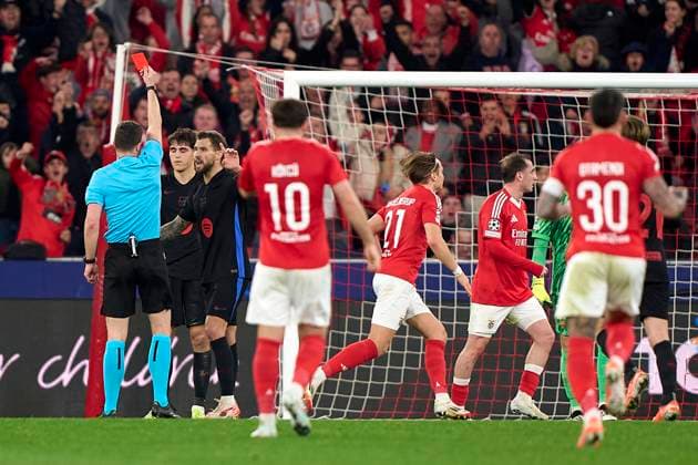 SL Benfica Vs FC Barcelona, Barca - UEFA Champions League 2024 25 Round Of 16 First Leg Referee, Felix Zwayer shows a red card to Pau Cubarsi of FC Barcelona during the UEFA Champions League 2024 25 UEFA Champions League 2024 25 Round of 16 first leg match between SL Benfica and FC Barcelona at on March 05, 2025 in Lisbon, Portugal. Lisbon, Portugal Lisbon Portugal  Copyright: xJosexManuelxAlvarezxReyx originalFilename:alvarezrey-slbenfic250305_npPUE.jpg
