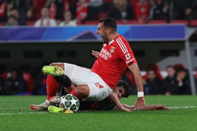 Portugal, Estadio do SL Benfica Lisbon 05 March 2025 Uefa Champions League phase 2024 25 Round of 16 S L Benfica FC Barcelona v l , Pau Cubarsi FC Barcelona , Vangelis Pavlidis S L Benfica , Duel, Action, Action, Battles for the Ball Copyright: JoaquimxFerreira