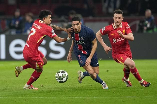 Achraf Hakimi of PSG takes on Luis Diaz of Liverpool and Diogo Jota of Liverpool Paris Saint-Germain v Liverpool, UEFA Champions League, Round of 16, First Leg, Football, Parc des Princes, Paris, France - 05 Mar 2025 EDITORIAL USE ONLY No use with unauthorised audio, video, data, fixture lists, club league logos or live services. Online in-match use limited to 120 images, no video emulation. No use in betting, games or single club league player publications. Copyright: xDavexWinter Shutterstockx 15178313af