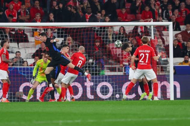Portugal, Estadio do SL Benfica Lisbon 05 March 2025 Uefa Champions League phase 2024 25 Round of 16 S L Benfica FC Barcelona v l , Pau Cubarsi FC Barcelona header, header duel, goalkeeper Anatoliy Trubin S L Benfica Copyright: JoaquimxFerreira