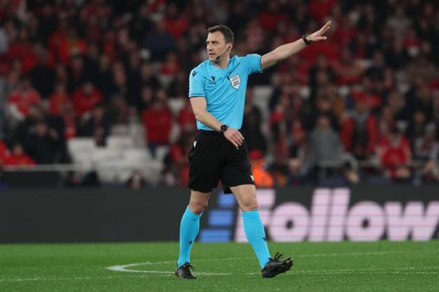 Portugal, Estadio do SL Benfica Lisbon 05 March 2025 Uefa Champions League phase 2024 25 Round of 16 S L Benfica FC Barcelona v l , Referee, Felix Zweyer GER gives instructions, gesticulates, gesticulates with arms gives instructions, gesticulate Copyright: JoaquimxFerreira