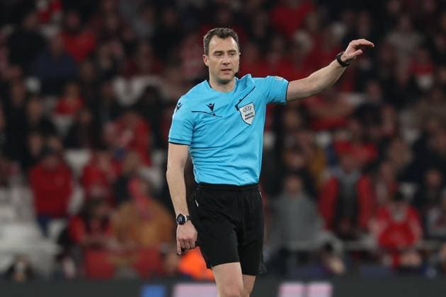 Portugal, Estadio do SL Benfica Lisbon 05 March 2025 Uefa Champions League phase 2024 25 Round of 16 S L Benfica FC Barcelona v l , Referee, Felix Zweyer GER gives instructions, gesticulates, gesticulates with arms gives instructions, gesticulate Copyright: JoaquimxFerreira