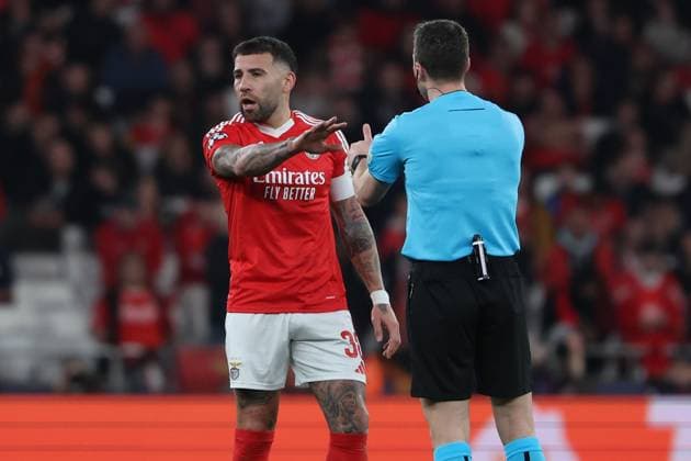 Portugal, Estadio do SL Benfica Lisbon 05 March 2025 Uefa Champions League phase 2024 25 Round of 16 S L Benfica FC Barcelona v l , Nicolas Otamendi S L Benfica discusses with referee, Felix Zweyer GER gives instructions, gesticulates, gesticulates with arms gives instructions, gesticulate Copyright: JoaquimxFerreira