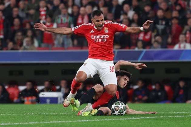 Portugal, Estadio do SL Benfica Lisbon 05 March 2025 Uefa Champions League phase 2024 25 Round of 16 S L Benfica FC Barcelona v l , Vangelis Pavlidis S L Benfica , Pau Cubarsi FC Barcelona Duel, Action, Action, Battles for the Ball Copyright: JoaquimxFerreira