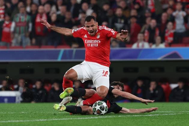 Portugal, Estadio do SL Benfica Lisbon 05 March 2025 Uefa Champions League phase 2024 25 Round of 16 S L Benfica FC Barcelona v l , Vangelis Pavlidis S L Benfica , Pau Cubarsi FC Barcelona Duel, Action, Action, Battles for the Ball Copyright: JoaquimxFerreira