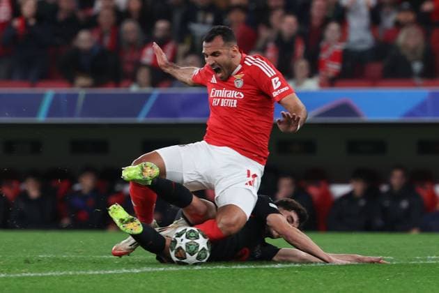 Portugal, Estadio do SL Benfica Lisbon 05 March 2025 Uefa Champions League phase 2024 25 Round of 16 S L Benfica FC Barcelona v l , Vangelis Pavlidis S L Benfica , Pau Cubarsi FC Barcelona Duel, Action, Action, Battles for the Ball Copyright: JoaquimxFerreira