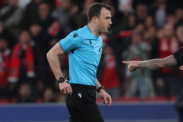 Portugal, Estadio do SL Benfica Lisbon 05 March 2025 Uefa Champions League phase 2024 25 Round of 16 S L Benfica FC Barcelona v l , Referee, Felix Zweyer GER picks up red card for Pau Cubarsi FC Barcelona Copyright: JoaquimxFerreira