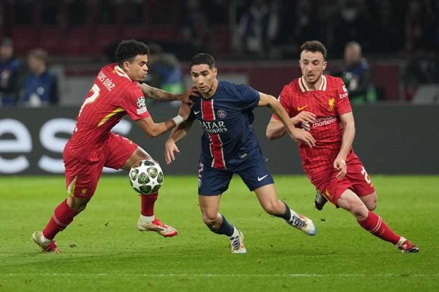 Achraf Hakimi of PSG takes on Luis Diaz of Liverpool and Diogo Jota of Liverpool Paris Saint-Germain v Liverpool, UEFA Champions League, Round of 16, First Leg, Football, Parc des Princes, Paris, France - 05 Mar 2025 EDITORIAL USE ONLY No use with unauthorised audio, video, data, fixture lists, club league logos or live services. Online in-match use limited to 120 images, no video emulation. No use in betting, games or single club league player publications. Copyright: xDavexWinter Shutterstockx 15178313ag