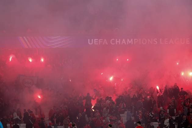 Portugal, Estadio do SL Benfica Lisbon 05 March 2025 Uefa Champions League phase 2024 25 Round of 16 S L Benfica FC Barcelona v l , S L Benfica fans Pyrotechnics, pyro, smoke, fire, rioting, bengalos, smoke bombs, pirotecnica, fumo, fuoco, sparklers Copyright: JoaquimxFerreira