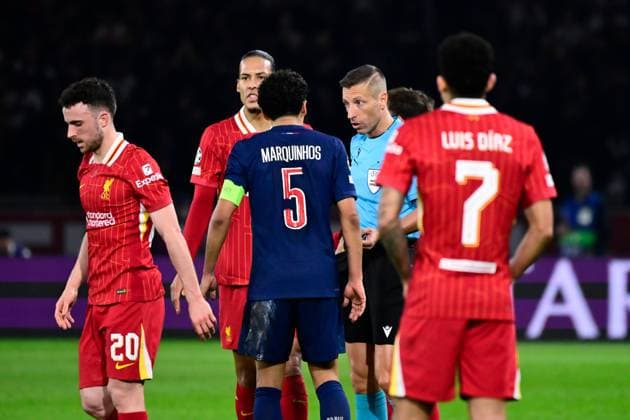 FOOTBALL : PSG vs Liverpool - Ligue des Champions - 05 03 2025 Davide Massa ( referee ) talks with Marquinhos ( 5 - PSG ) during the UEFA Champions League match between Paris Saint Germain and Liverpool FC at Parc Des Princes on March 05 , 2025 in Paris, France. ( Photo by Dante Badano PsnewZ ) - ParisFrance  Copyright: xDantexBadanox