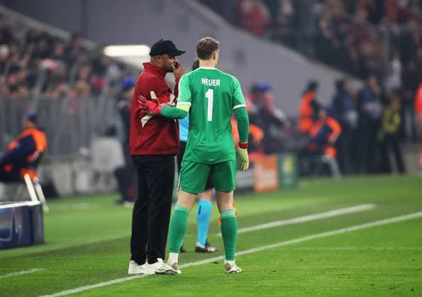 Football, Men, Champions League, Season 2024 2025, FC Bayern Munich Bayer 04 Leverkusen, Round of 16 first leg,Allianz Arena Vincent Kompany, coach FC Bayern Munich left gives Manuel Neuer FC Bayern Munich right instructions on the sidelines