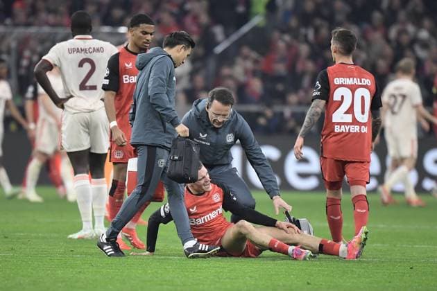 05 03 2025, xemx, Football UEFA Champions League, FC Bayern Muenchen Bayer 04 Leverkusen v l Florian Wirtz Bayer Leverkusen injured, injury, pain, aches DFL DFB REGULATIONS PROHIBIT ANY USE OF PHOTOGRAPHS as IMAGE SEQUENCES and or QUASI VIDEO Muenchen