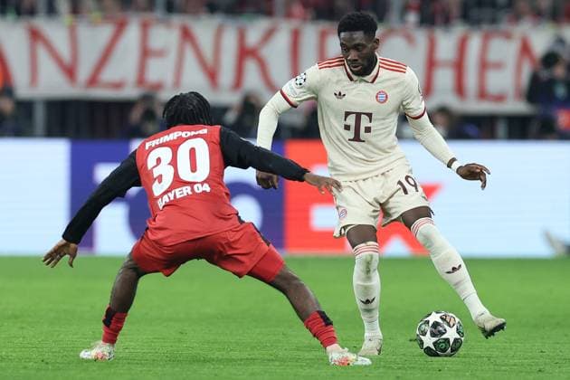 Soccer UEFA Champions League Round of 16 FC Bayern Munich Bayer 04 Leverkusen on 05 03 2025 at the Allianz Arena in Munich Jeremie Frimpong Leverkusen , left Alphonso Davies Munich , right xMSx
