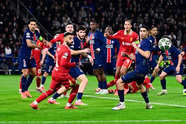 FOOTBALL : PSG vs Liverpool - Ligue des Champions - 05 03 2025 Mohamed Salah ( 11 - Liverpool ) and Achraf Hakimi ( 2 - PSG ) during the UEFA Champions League match between Paris Saint Germain and Liverpool FC at Parc Des Princes on March 05 , 2025 in Paris, France. ( Photo by Dante Badano PsnewZ ) - ParisFrance  Copyright: xDantexBadanox