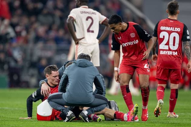 Amine Adli Bayer 04 Leverkusen, 21 watches as Florian Wirtz Bayer 04 Leverkusen, 10 is treated by an attendant GER, FC Bayern Muenchen vs Bayer 04 Leverkusen, Football, Champions League, Round of 16, First leg, 2024 2025 season, 05 03 DFL DFB REGULATIONS PROHIBIT ANY USE OF PHOTOGRAPHS as IMAGE SEQUENCES and or QUASI VIDEO GER, FC Bayern Muenchen vs Bayer 04 Leverkusen, Football, Champions League, Round of 16, First leg, Match time 2024 2025, 05 03 Muenchen Copyright: xEibner-Pressefoto HeikexFeinerx EP_HFR