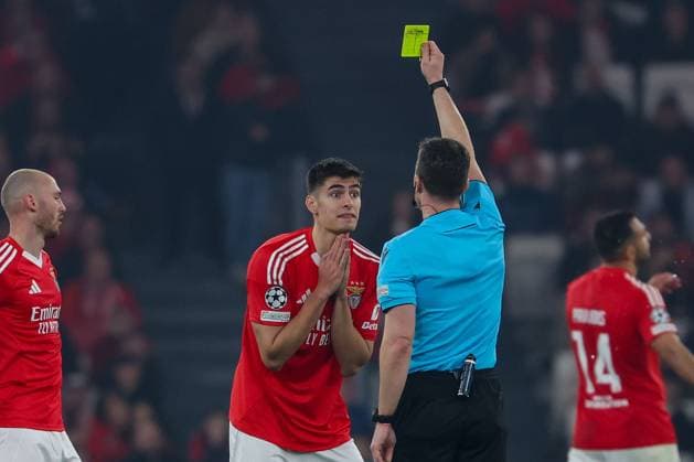 Portugal, Estadio do SL Benfica Lisbon 05 March 2025 Uefa Champions League phase 2024 25 Round of 16 S L Benfica FC Barcelona v l , Antonio Silva S L Benfica gets the yellow card from referee, Felix Zweyer GER Copyright: JoaquimxFerreira