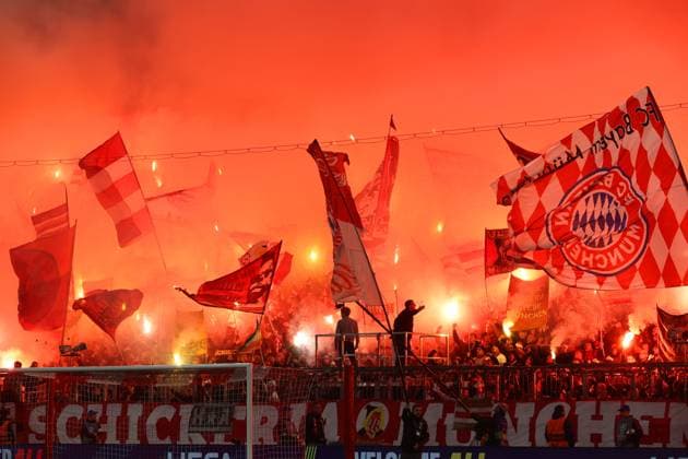 Football, Men, Champions League, Season 2024 2025, FC Bayern Munich Bayer 04 Leverkusen, Round of 16 first leg, Allianz Arena Pyro, Bengalo, Fire in the south curve, FC Bayern fans, Flags, red