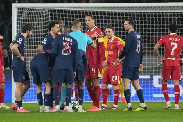 Virgil van Dijk of Liverpool is unhappy with the referee Paris Saint-Germain v Liverpool, UEFA Champions League, Round of 16, First Leg, Football, Parc des Princes, Paris, France - 05 Mar 2025 EDITORIAL USE ONLY No use with unauthorised audio, video, data, fixture lists, club league logos or live services. Online in-match use limited to 120 images, no video emulation. No use in betting, games or single club league player publications. Copyright: xDavexWinter Shutterstockx 15178313al
