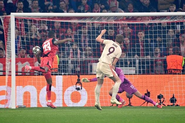 Goal Harry KANE Bayern Muenchen by Kpf to 1 0,Action,li Nordi MUKIELE Bayer Leverkusen ,hi Goalkeeper Matej KOVAR Bayer Leverkusen , Soccer Champions League Round of 16 FC Bayern Muenchen Bayer 04 Leverkusen on 05 03 2025 , A L L I A N Z A R E N A