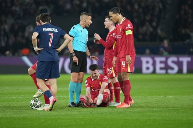 Diogo Jota of Liverpool loses a boot after a foul Paris Saint-Germain v Liverpool, UEFA Champions League, Round of 16, First Leg, Football, Parc des Princes, Paris, France - 05 Mar 2025 EDITORIAL USE ONLY No use with unauthorised audio, video, data, fixture lists, club league logos or live services. Online in-match use limited to 120 images, no video emulation. No use in betting, games or single club league player publications.  Copyright: xDavexWinter Shutterstockx 15178313ao