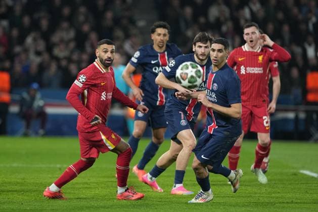 Mohamed Salah of Liverpool and Achraf Hakimi of PSG Paris Saint-Germain v Liverpool, UEFA Champions League, Round of 16, First Leg, Football, Parc des Princes, Paris, France - 05 Mar 2025 EDITORIAL USE ONLY No use with unauthorised audio, video, data, fixture lists, club league logos or live services. Online in-match use limited to 120 images, no video emulation. No use in betting, games or single club league player publications.  Copyright: xDavexWinter Shutterstockx 15178313ap