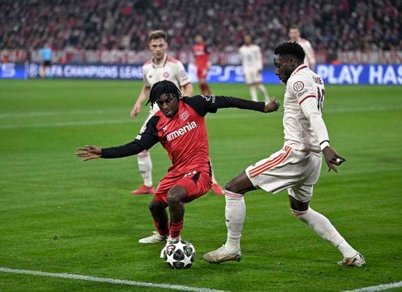 05 03 2025, Football UEFA Champions League 2024 2025 Round of 16, FC Bayern Munich Bayer 04 Leverkusen, at Allianz Arena Munich L R Jeremie Frimpong Bayer Leverkusen vs Alphonso Davies Bayern Munich DFL and DFB regulations prohibit any use of photographs as image sequences and or quasi video