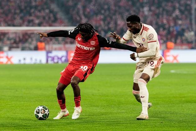 UEFA Champions League, FC Bayern Munich Bayer 04 Leverkusen 05 03 2025 duel Jeremie Frimpong Bayer 04 Leverkusen, 30 , Alphonso Davies FC Bayern Munich, 19 UEFA Champions League round of 16 first leg, FC Bayern Munich Bayer 04 Leverkusen Munich, Allianz Arena on 05 03 2025 Copyright: xBEAUTIFULxSPORTS Wunderlx