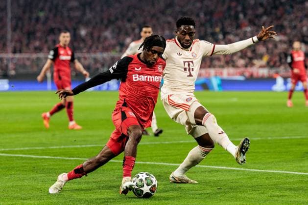 UEFA Champions League, FC Bayern Munich Bayer 04 Leverkusen 05 03 2025 duel Jeremie Frimpong Bayer 04 Leverkusen, 30 , Alphonso Davies FC Bayern Munich, 19 UEFA Champions League round of 16 first leg, FC Bayern Munich Bayer 04 Leverkusen Munich, Allianz Arena on 05 03 2025 Copyright: xBEAUTIFULxSPORTS Wunderlx