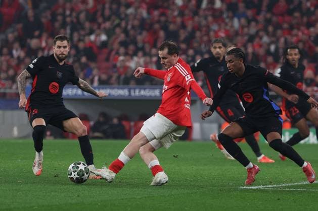 Portugal, Estadio do SL Benfica Lisbon 05 March 2025 Uefa Champions League phase 2024 25 Round of 16 S L Benfica FC Barcelona v l , Inigo Martinez FC Barcelona , Kerem Aktürkoglu S L Benfica , Alejandro Balde FC Barcelona ,Duel, Action, Action, Battles for the Ball Copyright: JoaquimxFerreira