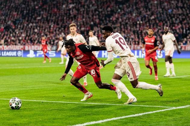 UEFA Champions League, FC Bayern Munich Bayer 04 Leverkusen 05 03 2025 duel Jeremie Frimpong Bayer 04 Leverkusen, 30 , Alphonso Davies FC Bayern Munich, 19 UEFA Champions League round of 16 first leg, FC Bayern Munich Bayer 04 Leverkusen Munich, Allianz Arena on 05 03 2025 Copyright: xBEAUTIFULxSPORTS Wunderlx