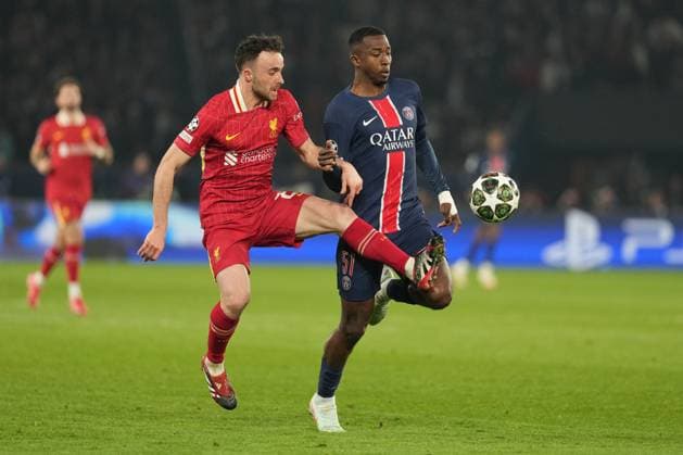 Diogo Jota of Liverpool and Willian Pacho of PSG compete for the ball Paris Saint-Germain v Liverpool, UEFA Champions League, Round of 16, First Leg, Football, Parc des Princes, Paris, France - 05 Mar 2025 EDITORIAL USE ONLY No use with unauthorised audio, video, data, fixture lists, club league logos or live services. Online in-match use limited to 120 images, no video emulation. No use in betting, games or single club league player publications.  Copyright: xDavexWinter Shutterstockx 15178313at