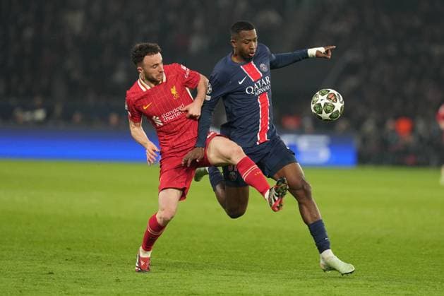 Diogo Jota of Liverpool and Willian Pacho of PSG compete for the ball Paris Saint-Germain v Liverpool, UEFA Champions League, Round of 16, First Leg, Football, Parc des Princes, Paris, France - 05 Mar 2025 EDITORIAL USE ONLY No use with unauthorised audio, video, data, fixture lists, club league logos or live services. Online in-match use limited to 120 images, no video emulation. No use in betting, games or single club league player publications.  Copyright: xDavexWinter Shutterstockx 15178313av