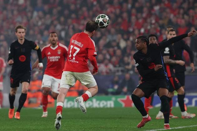Portugal, Estadio do SL Benfica Lisbon 05 March 2025 Uefa Champions League phase 2024 25 Round of 16 S L Benfica FC Barcelona v l , Kerem Aktürkoglu S L Benfica header, header duel, Alejandro Balde FC Barcelona Copyright: JoaquimxFerreira