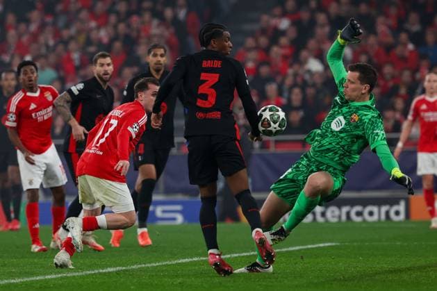 Portugal, Estadio do SL Benfica Lisbon 05 March 2025 Uefa Champions League phase 2024 25 Round of 16 S L Benfica FC Barcelona v l , Kerem Aktürkoglu S L Benfica , Alejandro Balde FC Barcelona gets the ball to his forearm, goalkeeper Wojciech Szczesny FC Barcelona Copyright: JoaquimxFerreira
