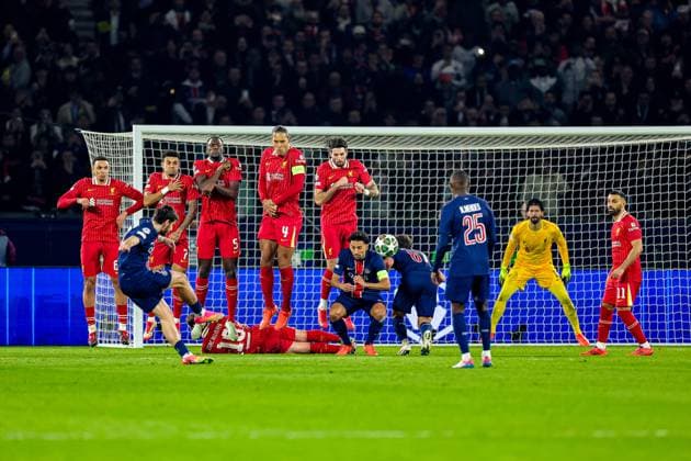 Paris Saint-Germain v Liverpool Champions League 05 03 2025. Khvicha Kvaratskhelia (7) of Paris Saint-Germain takes a free kick during the Champions League match between Paris Saint-Germain and Liverpool at Parc des Princes, Paris, France on 5 March 2025. Editorial use only , Copyright: xNigelxKeenex PSI-21574-0034