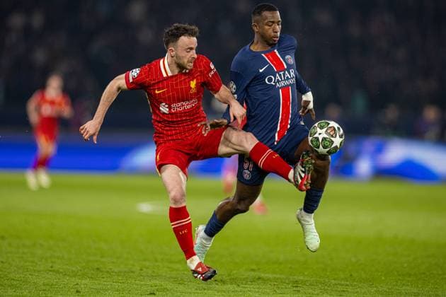 Football - UEFA Champions League - Round of 16 1st Leg - Paris Saint-Germain v Liverpool FC PARIS, FRANCE - Wednesday, March 5, 2025: Liverpool s Diogo Jota (L) is challenged by Willian Pacho during the UEFA Champions League Round of 16 1st Leg game between Paris Saint-Germain and Liverpool FC at the Parc des Princes. (Photo by David Rawcliffe Propaganda) PARIS Parc des Princes ÃŽLE-DE-FRANCE FRANCE  Copyright: xDavidxRawcliffex P2025-03-05-PSG_Liverpool-46