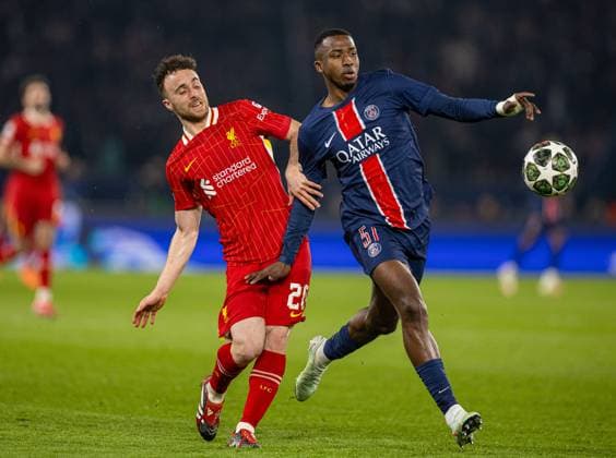 Football - UEFA Champions League - Round of 16 1st Leg - Paris Saint-Germain v Liverpool FC PARIS, FRANCE - Wednesday, March 5, 2025: Liverpool s Diogo Jota (L) is challenged by Willian Pacho during the UEFA Champions League Round of 16 1st Leg game between Paris Saint-Germain and Liverpool FC at the Parc des Princes. (Photo by David Rawcliffe Propaganda) PARIS Parc des Princes ÃŽLE-DE-FRANCE FRANCE  Copyright: xDavidxRawcliffex P2025-03-05-PSG_Liverpool-47