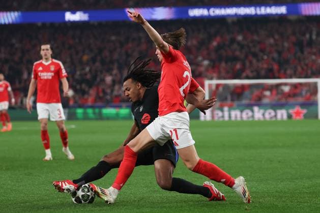 Portugal, Estadio do SL Benfica Lisbon 05 March 2025 Uefa Champions League phase 2024 25 Round of 16 S L Benfica FC Barcelona v l ,Jules Kounde FC Barcelona , Andreas Schjelderup S L Benfica Zweikampf, Action, Aktion, Battles for the Ball Copyright: JoaquimxFerreira